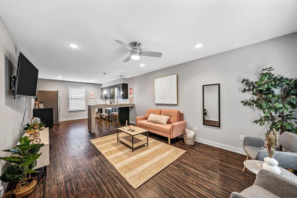 Luxe Condo In City Center Waco Exteriér fotografie